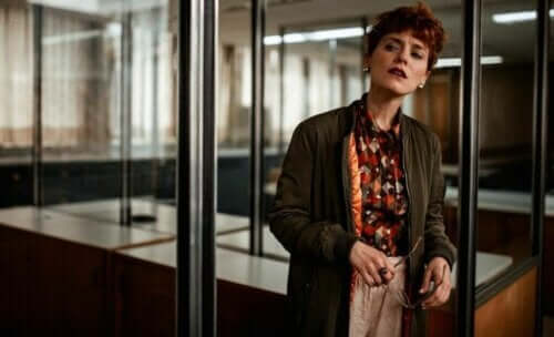 En till synes misstänksam kvinna.