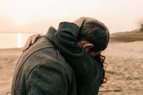 Ett par som kramas på en strand