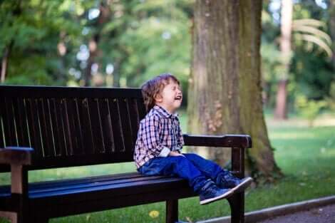Bortskämda barn som får vad de vill: En pojke gråter på en parkbänk