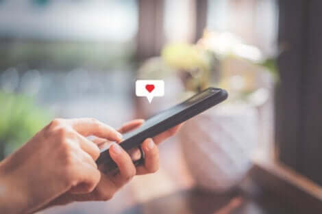 Skickar ett hjärta på ett socialt nätverk
