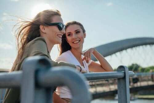 Två kvinnor som talar på en bro
