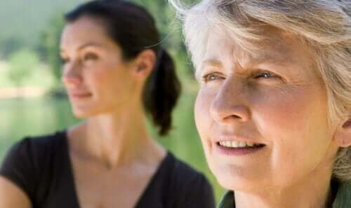 En gammal kvinna med sin dotter