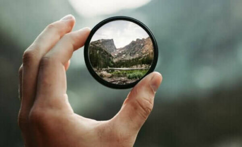 En hand håller en vidvinkellins