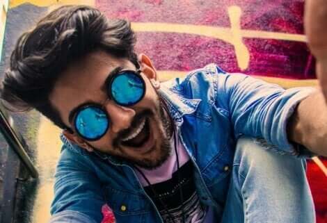 En ung kille med hypomani