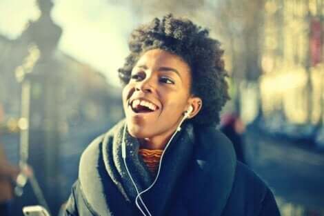 En kvinna med hörlurar