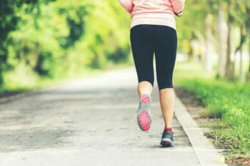 En kvinna joggar
