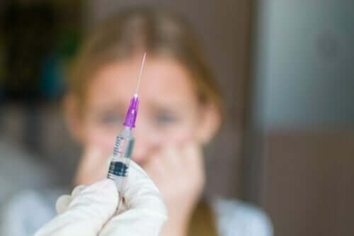 En kvinna med trypanofobi med fokus på nålen