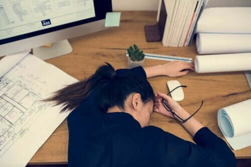 En kvinna som sover på sitt skrivbord