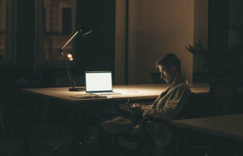 En man som ser på sin telefon