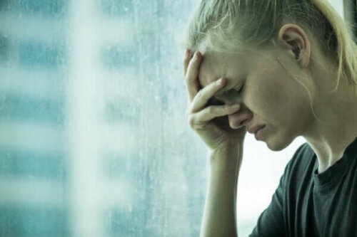 En kvinna som försöker utöva känslomässig kontroll över sin ångest