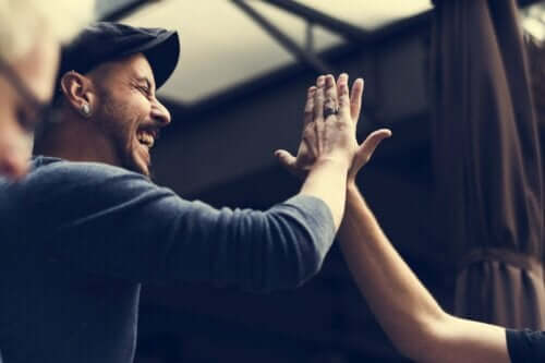 High Five! Kille skrattar i keps