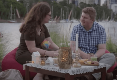 Två medverkande i serien befinner sig på träff