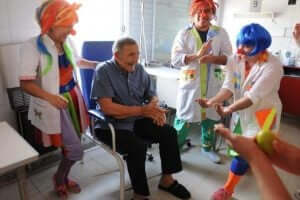 Åldersvänliga städer: En äldre man på ett äldreboende