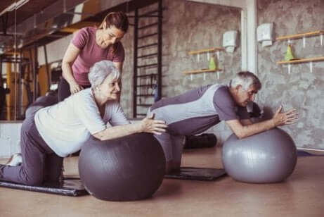 Pensionärer som motionerar med pilatesbollar
