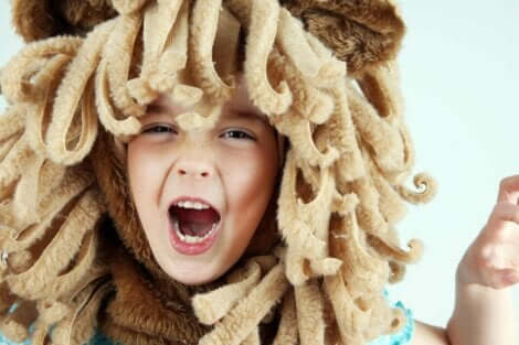 Ett barn utklätt som ett lejon
