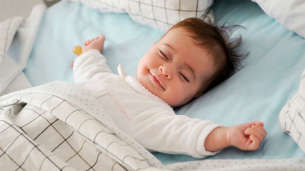 Ett barn som sover lyckligt med vitt brus