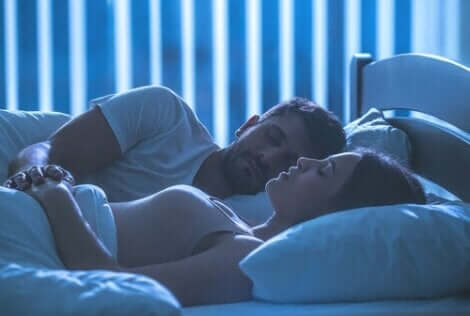 En man och en kvinna som ligger i en säng
