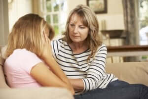 En mor som pratar med dottern som ett medel för att förebygga ätstörningar