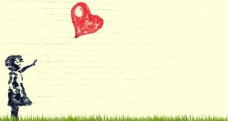 En flicka med en hjärtformad ballong