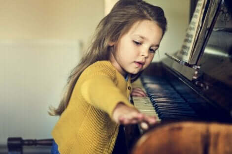 En flicka som spelar piano