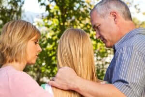 Föräldrar som pratar med sin dotter i syfte att förebygga ätstörningar