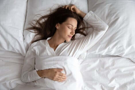 En kvinna som sover gott i sängen