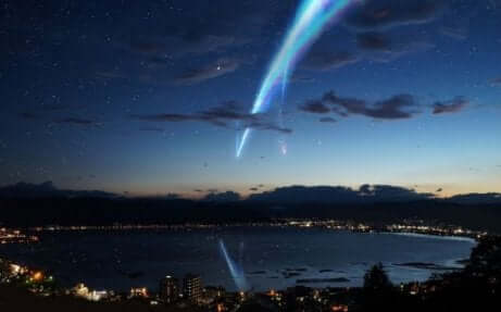 En ljusstråle i mörkret som reflekteras mot en sjö, en vacker scen från Your Name