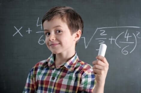 En pojke som utför matematisk beräkningar