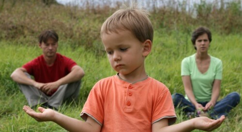 En pojke med föräldrar