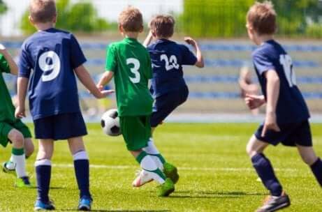 Flera unga pojkar som spelar fotboll