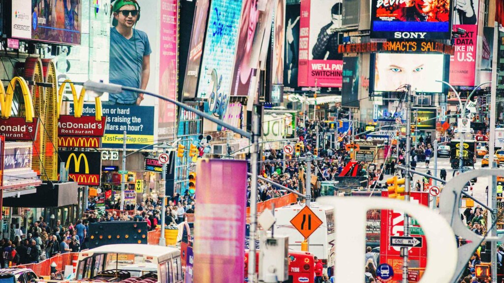 En livlig aveny, fullspäckad med folk och reklamskyltar