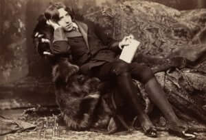 Oscar Wildes foto där han kopplar av i en fotölj