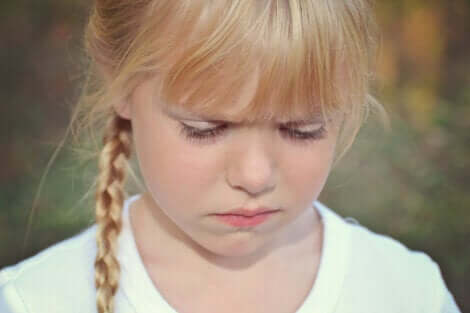 En arg liten flicka