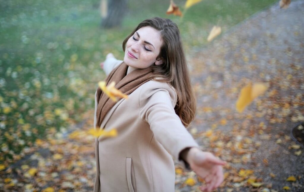 En lycklig kvinna som symboliserar definitionen av styrka