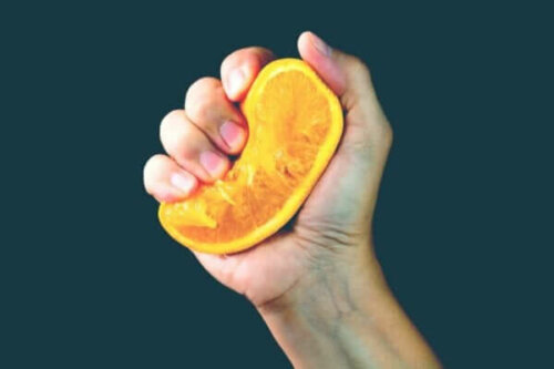 Wayne Dyers apelsinmetafor: vad kommer ut ur dig när livet pressar dig?