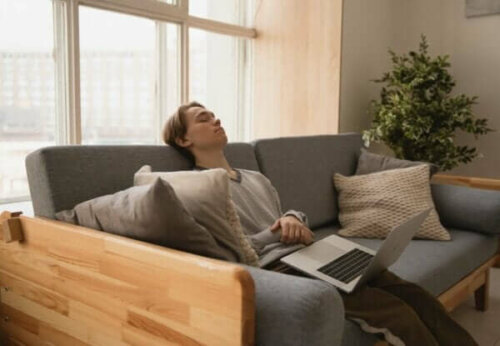 En pojke sover på en soffa