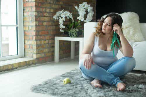 En kvinna som känner sig frustrerad när hon tränar