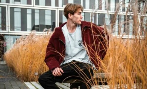 En man utanför ett campus