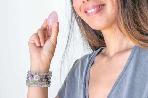 En kvinna som håller en äggformad sten