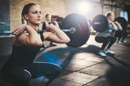 En kvinna som lyfter vikter.