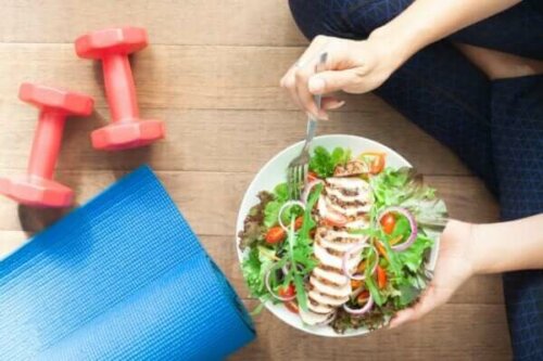 En kvinna som äter en sallad