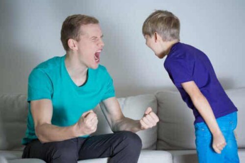 En man och en pojke som skriker på varandra