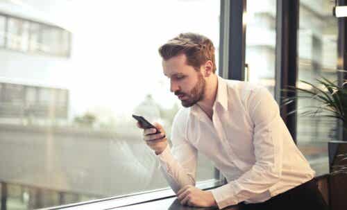 En man som utövar extimitet