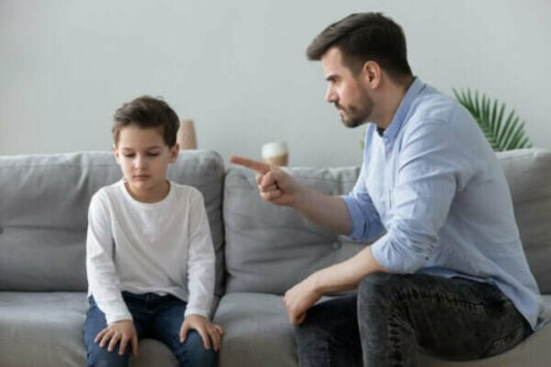 En man disciplinerar sin son