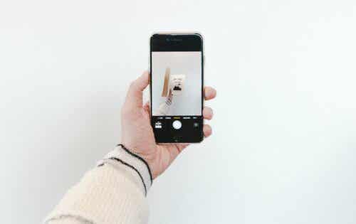 En mobiltelefon som tar en bild