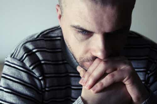 En man känner sig orolig och ledsen när han funderar på hur en dysfunktionell uppväxt påverkar hans vuxna relationer
