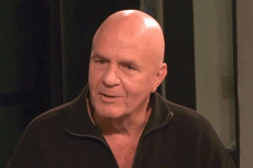 Wayne Dyer pratar med någon