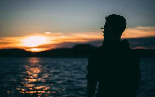 En man som arbetar på att vara anpassningsbar till förändring