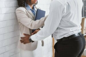 Vad kan man göra åt sexuella trakasserier på arbetsplatsen?