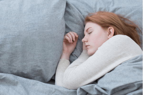 En tonåring som sover.